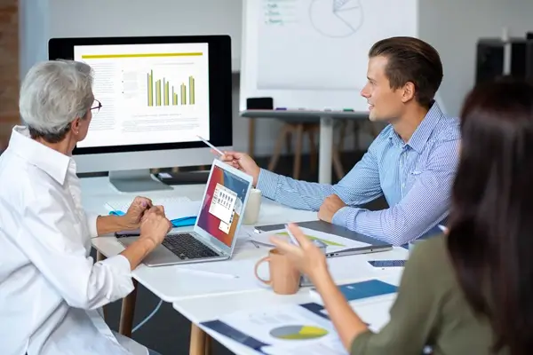 equipo analizando dashboard de automatización de procesos de negocio con integración de sistemas y kpis en tiempo real