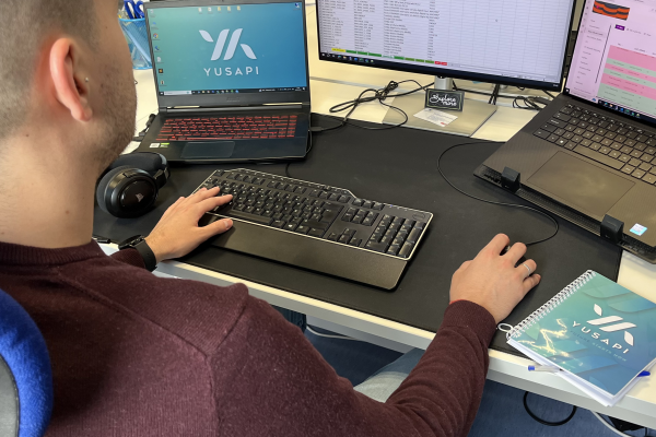 automatizacion de procesos empresariales con integracion de CRM ERP y ecommerce mostrando flujo de datos y dashboard en tiempo real